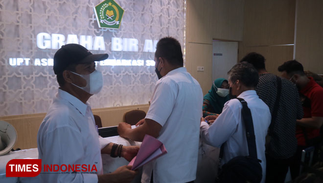 PMI menunggu verifikasi penjemputan berdasarkan hasil tes negatif di Asrama Haji Sukolilo, Surabaya, Rabu (5/5/2021).(Foto : Lely Yuana/TIMES Indonesia)