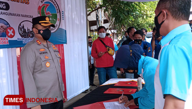 Anggota Satreskoba Polres Malang ketika menandatangani Pakta Integritas. (Foto: Binar Gumilang/TIMES Indonesia).