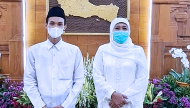 Rahmat Alfian Hidayat Al-Hafidz dan Gubernur Jatim, Khofifah dalam suatu acara pemberian penghargaan di Surabaya (Foto : Instagram @Khofifah Ip)