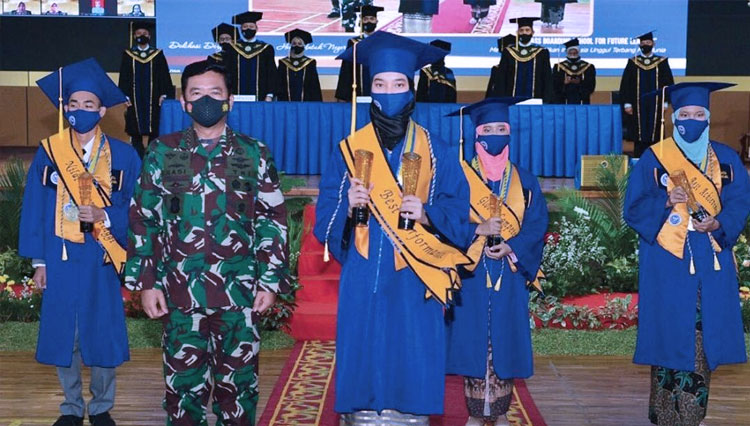 Panglima TNI Dr. (HC) Marsekal TNI Hadi Tjahjanto, bersama dengan lulusan terbaik SMA Pradita Dirgantara. (FOTO: SMA Pradita Dirgantara)