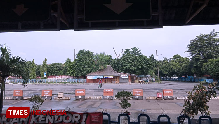 Jalur bus AKAP tampak sepi di terminal Kampung Rambutan. (Foto: Fahmi/TIMES Indonesia)