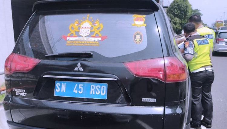 Mobil Mitsubishi Pajero Sport dengan plat nomor SN 45 RSD yang diberhentikan polisi. (FOTO: Dok. Ditlantas Polda Metro Jaya) 