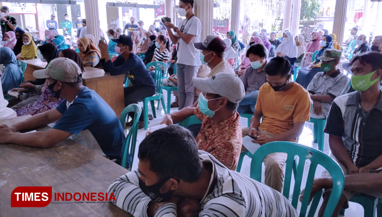 PKB-Banyuwangi-dan-Nasim-Khan-membagikan-sembako-2.jpg
