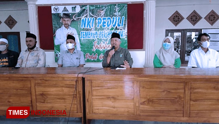 PKB-Banyuwangi-dan-Nasim-Khan-membagikan-sembako-3.jpg