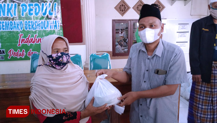 PKB Banyuwangi dan Nasim Khan Indonesia Bagikan Sembako kepada Masyarakat
