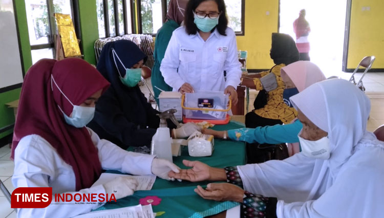 Tim kesehatan PMI Banyumas mengadakan pemeriksaan kesehat gratis bagi lansia dengan komorbid risiko tinggi untuk mencegah penyebaran Covid-19, di Kelurahan Purwanegara, Purwokerto Utara, Kamis (6/5/2021). (FOTO : Sigit Oedi For TIMES Indonesia)