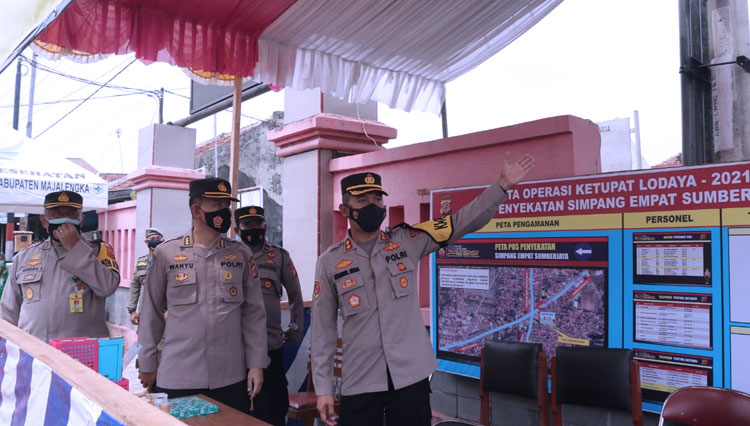 Tim Pamatwil Polda Jabar, mengecek posko penyekatan di Gerbang Tol Kertajati, Majalengka dan pos pelayanan dan pos pengamanan. (Foto: Humas Polres Majalengka for TIMES Indonesia)
