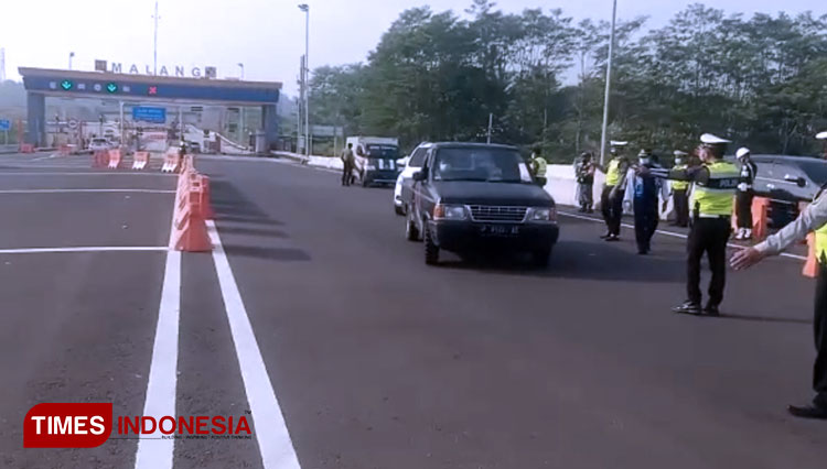 Mudik, Empat Mobil Plat L dan B Dipaksa Putar Balik di Exit Tol Malang