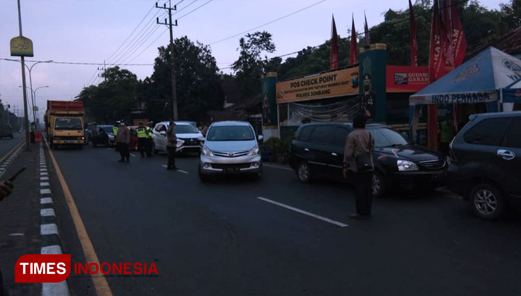 Situasi pos cek penyekatan pintu masuk Jombang di Kecamatan Mojoagung (FOTO: Rohmadi/TIMES Indonesia)
