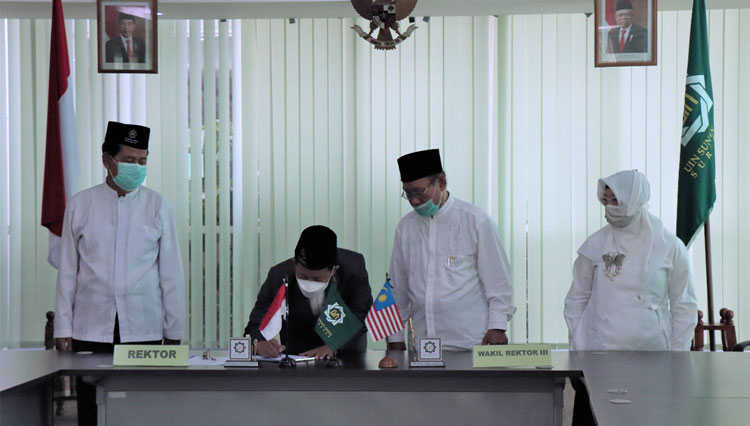 Rektor UIN SA Surabaya menandatangani MoU dengan UiTM secara daring. (foto-foto: UINSA for TIMES Indonesia)