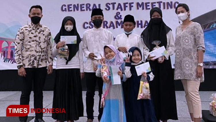 Pemberian-doorprize-kepada-anak-anak-Yatim-Non-Panti.jpg