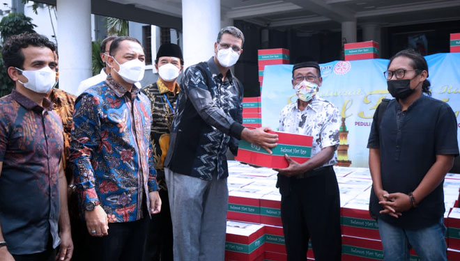 Ketua Yayasan Spins Interactional School, Manoj Bhat saat menyerahkan bantuan sembako kepada seniman di Surabaya, Jumat (7/5/2021).(Dok.Yayasan Spins Interactional School)