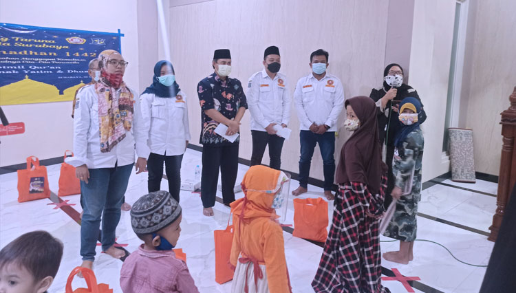 Karang Taruna kota Surabaya saat melakukan safari ramadan di Masjid komplek remaja Surabaya (FOTO: Dok. Karang Taruna kota Surabaya)