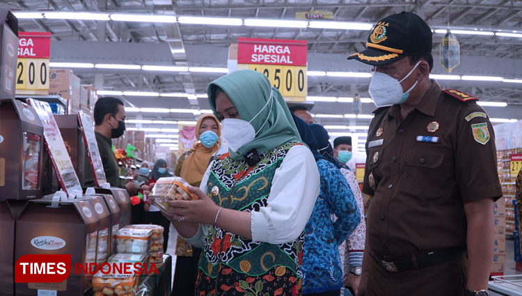 Foto: Wali Kota Mojokerto bersama jajaran saat melakukan sidak pasar di salah satu swalayan di Mojokerto, Kamis (07/5/2021)(Foto: Humas Pemkot Mojokerto for TIMES Indonesia)