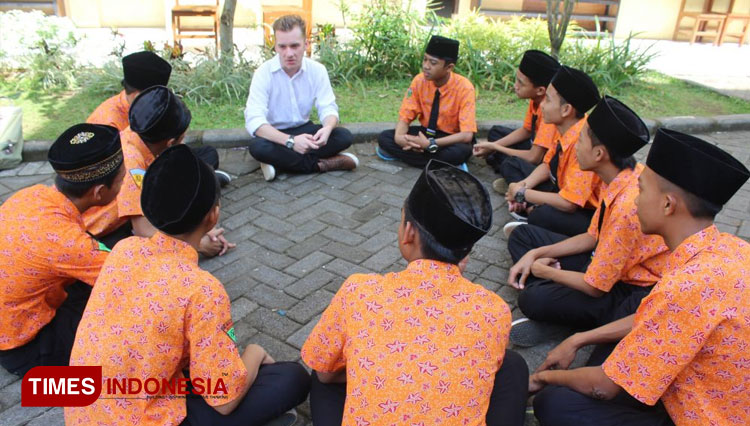 SMK An Nur Bululawang Malang menerapkan pembelajaran Bahasa Inggris bersama native speaker, menggunakan metode pembelajaran berbasis outdoor learning. (Foto-foto: SMK An Nur Bululawang for TIMES Indonesia)