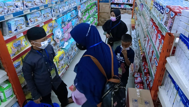 Anak yatim dan dhuafa diajak belanja bareng JBB di Depo Pelita Banjarnegara (FOTO : Heni JBB For TIMES Indonesia)