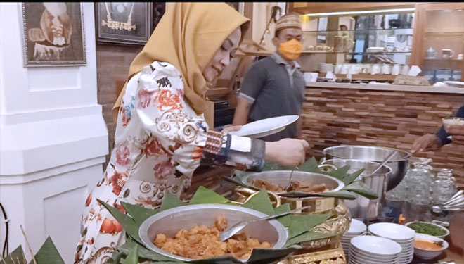 Anggota Komisi V DPR RI Sri Wahyuni didampingi suaminya Ipong Muchlissoni ajak wartawan Ponorogo buka bersama. (FOTO: Marhaban/TIMES Indonesia)
