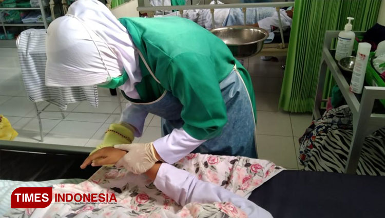 Persiapan siswi SMK Kesehatan Bina Karya Medika Ponorogo, Mela Dea lefiana, untuk mengikuti LKS Wilker IV. (SMK Kesehatan Bina Karya Medika for TIMES Indonesia)
