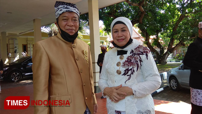 Fadeli saat masih menjabat Bupati Lamongan, bersama istri, Makhdumah Fadeli. (FOTO: MFA Rohmatillah/ TIMES Indonesia)