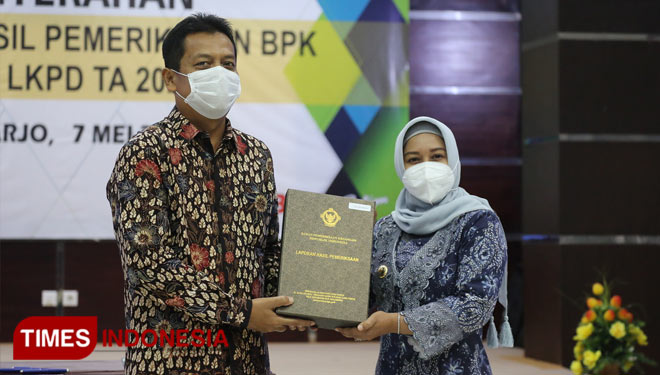 Wali Kota Mojokerto Ika Puspitasari saat penyerahan laporan pemeriksaan keuangan tahun 2020, Jumat (07/5/2021). (Foto: Humas Pemkot for TIMES Indonesia)