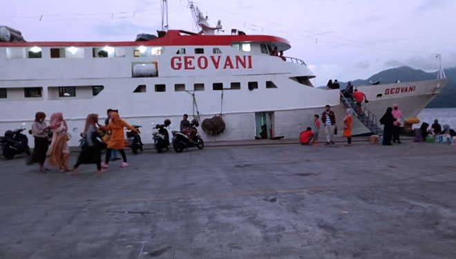 KM Geovani di pelabuhan laut Ternate hendak menuju Morotai dan Kapal Feri tiba di Pelabuhan Penyebrangan Gorua Tobelo. (Foto: Ahmad For TIMES Indonesia)