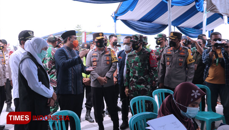 Kapolda Jatim Irjen Nico Afinta melakukan peninjauan pos penyekatan larang mudik di Exit Tol Ngawi. (Foto: M. Miftakul/TIMES Indonesia)