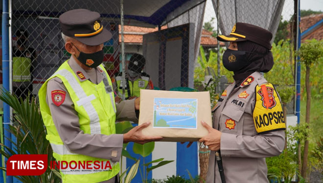 Kapolres saat memberikan bingkisan untuk personel pos pam Langensari. (foto: Susi/TIMES Indonesia)
