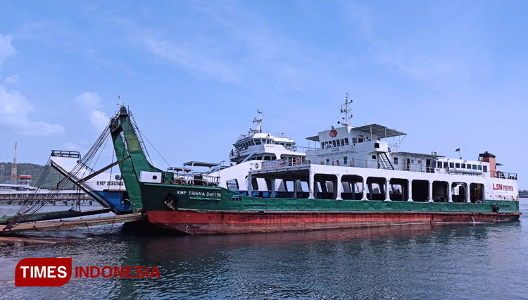 Kapal sandar di pelabuhan Banyuwangi. (FOTO: Agung Sedana/TIMES Indonesia)
