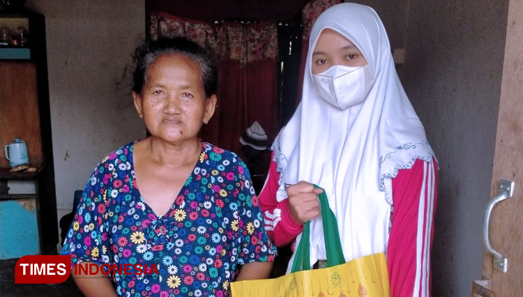 SMAN-1-Cerme-saat-menggelar-bakti-sosial-2.jpg