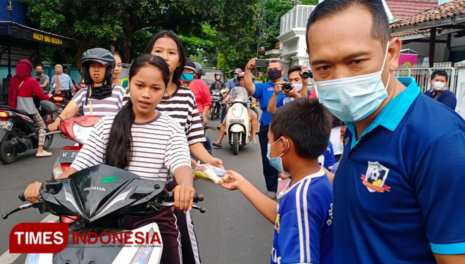 Pembagian takjil bagi pengendara, oleh siswa SSB Super Kids Probolinggo. (Foto: Happy/TIMES Indonesia)