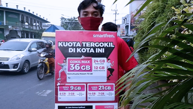 Sales mempromosikan paket data Gokil Max Smartfren di Surabaya, Sabtu (8/5/2021). (foto: Dok.Smartfren) 