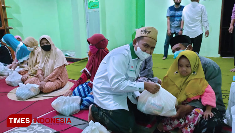 Anggota DPRD Bondowoso, H Syamsul Tahar saat menyalurkan langsung paket sembako kepada janda tua dan warga yang kurang beruntung di kediamannya (FOTO: Moh Bahri/TIMES Indonesia)