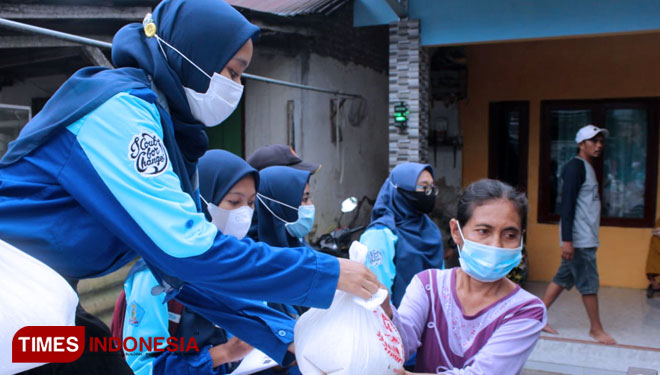 Kegiatan bakti sosial Pramuka UIN KHAS Jember kepada masyarakat melalui kegiatan Program Zakat 2,5 ton (FOTO: Moh Bahri/TIMES Indonesia)