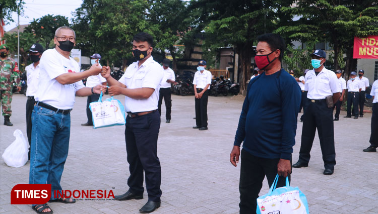 Perwakilan donatur, Wahyu P Kuswanda memberikan bingkisan kepada petugas kebersihan di lingkungan RMB, Sabtu (8/5/2021). (FOTO: Lely Yuana/TIMES Indonesia)