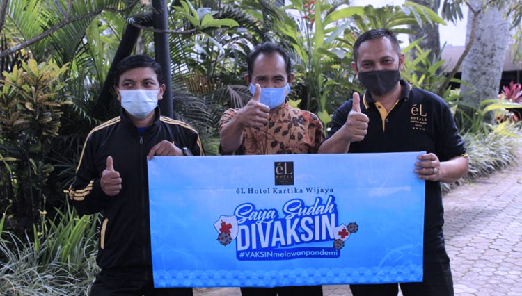 Para karyawan eL Hotel menerima Vaksinasi Covid-19 yang dilaksanakan oleh Dinas Kesehatan Kota Batu. (foto: eL Hotel Kota Batu for TIMES Indonesia)
