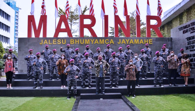 Menko Airlangga Hartarto berfoto bersama Komandan Korps Marinir TNI Angkatan Laut Mayor Jenderal TNI (Mar) Suhartono beserta jajarannya. (Foto: Dokumentasi Kemenko Perekonomian)