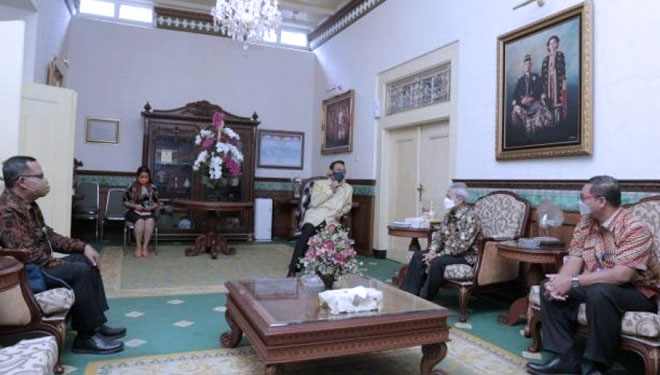 Sekjen Kemenag Nizar saat bertemu Gubernur DIY membahas pembangunan asrama haji di Kabupaten Kulon Progo. (Foto: Dokumentasi Kemenag)