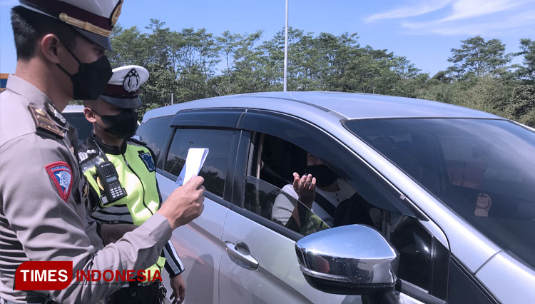 Di Malang, Mobil Dipaksa Putar Balik Karena Muat Penumpang Lebihi Kapasitas