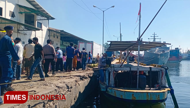 Gelombang kedatangan ribuan warga Pulau Gili Ketapang di Pelabuhan Tanjung Tembaga Probolinggo. (FOTO: Happy/TIMES Indonesia)