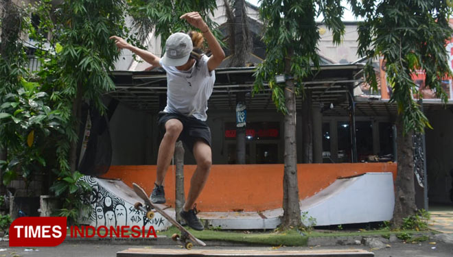 Pecinta Skateboard Surabaya bermain di obstacle swadaya buatan Holy Skateshop. (FOTO: Adhitya Hendra/Times Indonesia)