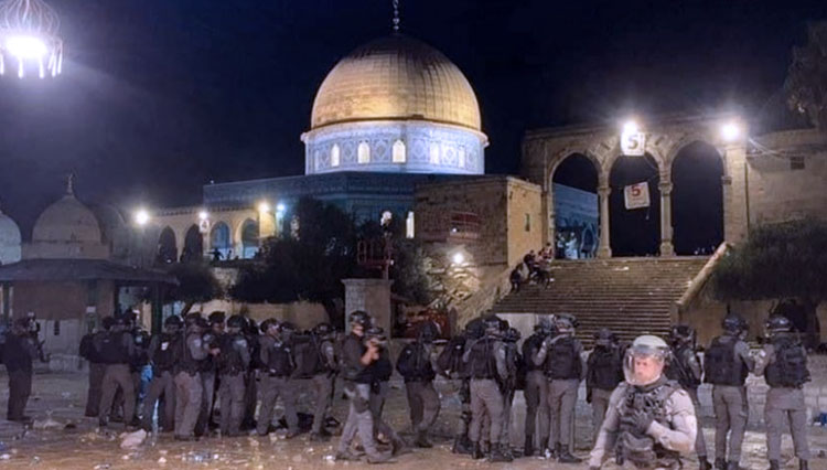 Tentara Zionis Israel memblokir Masjid Al Aqsa di bulan suci Ramadan. (FOTO: Minanews.net)
