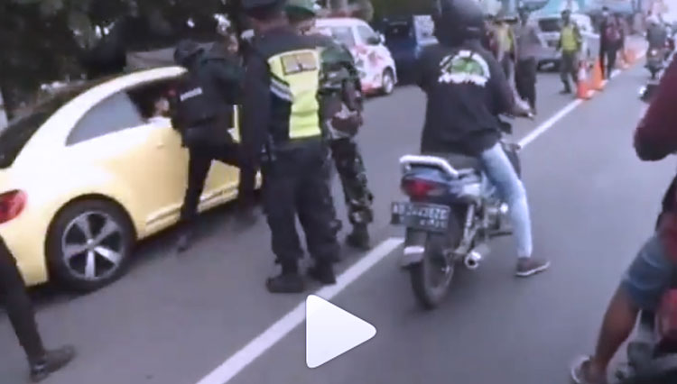 Tangkapan layar video mobil VW menerobos penyekatan mudik di Prambanan Klaten. (FOTO: Instagram @dashcam_owners_indonesia)