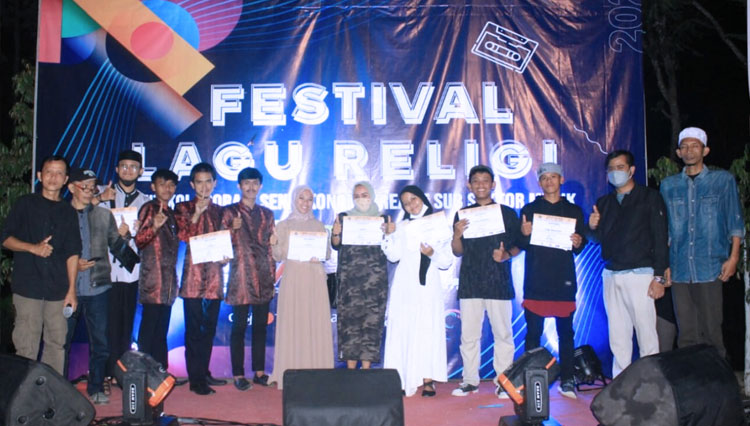 Foto bersama para juara Festival Lagu Religi FTN di Bukit Lestari Kampung Leuwisari, Kelurahan Leuwiliang, Kecamatan Kawalu, Kota Tasikmalaya (FOTO: Harniwan Obech/TIMES Indonesia)