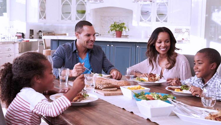 Salah satu kegiatan saat lebaran adalah makan bersama keluarga adalah kegiatan untuk sharing pengalaman (Foto : Pinterest)