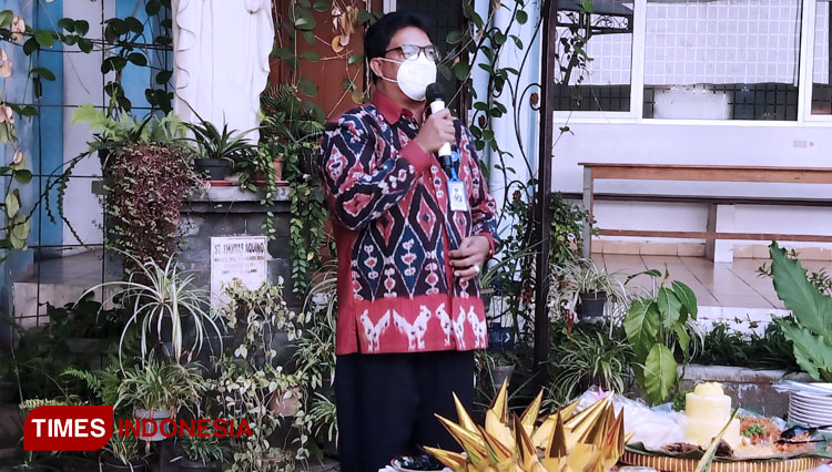 Rektor Unika Widya Karya Malang Dr. Klemens Mere, S.E., M.Pd., M.M., M.H., M.A.P menjelaskan perkembangan kampus saat perayaan Dies Natalis ke-39. (FOTO: Naufal Ardiansyah/TIMES Indonesia)
