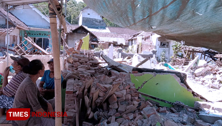 Kondisi-bangunan-yang-rata-dengan-tanah-akibat-Gempa-Malang-3.jpg
