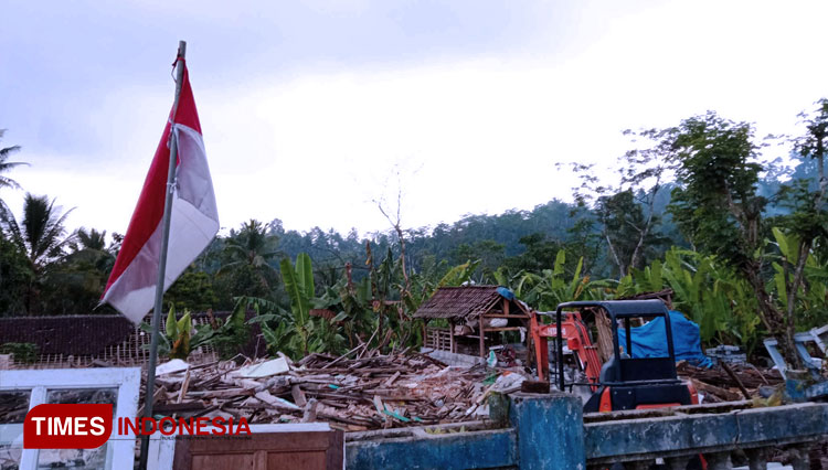 Kondisi bangunan yang rata dengan tanah akibat Gempa Malang. (FOTO: Binar Gumilang/TIMES Indonesia)