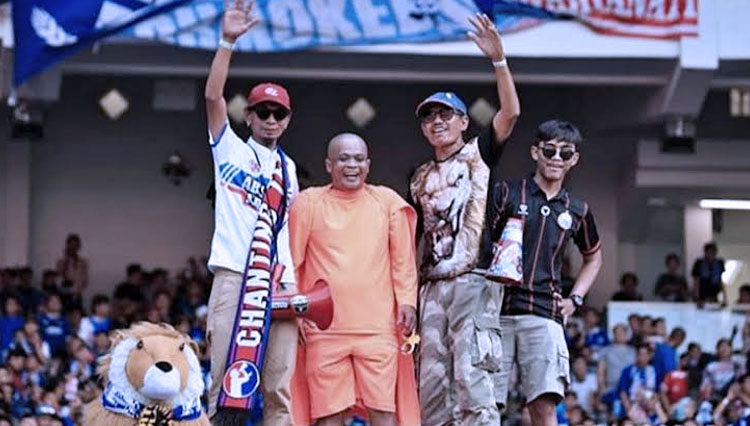 Sapri Pantun ketika menjadi dirigen dadakan di laga Persija vs Arema 2019 lalu (FOTO: antvklik) 