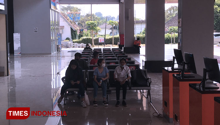 Terlihat beberapa calon penumpang yang sedang menunggu keberangkatan KA di Stasiun Malang Kota Baru sisi Timur, Senin (10/5/2021). (Foto: Rizky Kurniawan Pratama/TIMES Indonesia)