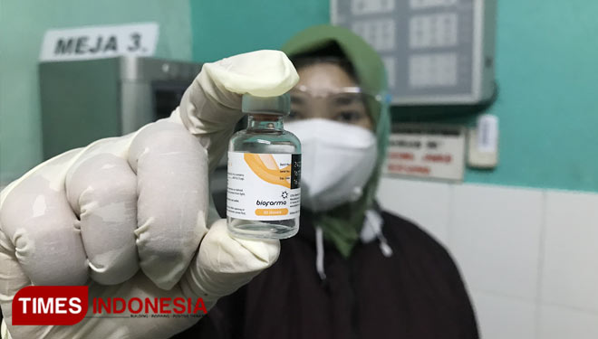 Ilustrasi botol vaksin yang sedang dipegang oleh salah satu vaksinator. (Foto: Rizky Kurniawan Pratama/TIMES Indonesia)
